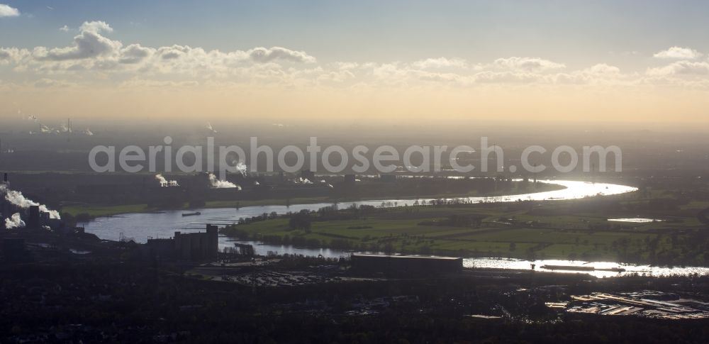 Aerial image Duisburg Walsum - Curved loop of the riparian zones on the course of the river Rhine in Duisburg in the state North Rhine-Westphalia