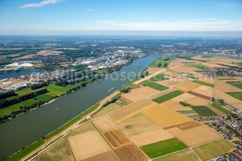 Duisburg from above - Curve on the course of the river Rhine at the district Muendelheim in Duisburg in the state North Rhine-Westphalia