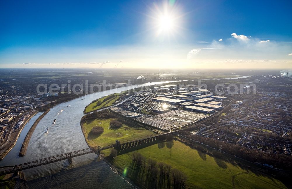 Aerial image Duisburg - Bank areas on the Rhine - river course in the district Wanheimerort in Duisburg in the Ruhr area in the state North Rhine-Westphalia, Germany