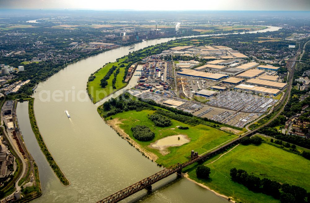 Aerial photograph Duisburg - Curved loop of the riparian zones on the course of the river Rhine in the district Hochfeld in Duisburg at Ruhrgebiet in the state North Rhine-Westphalia, Germany