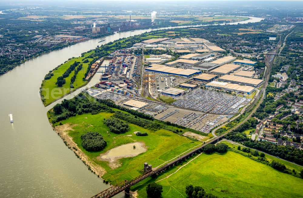 Duisburg from above - Curved loop of the riparian zones on the course of the river Rhine in the district Hochfeld in Duisburg at Ruhrgebiet in the state North Rhine-Westphalia, Germany