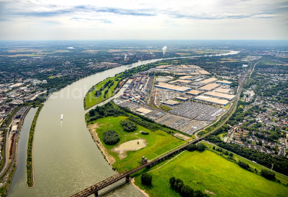 Duisburg from the bird's eye view: Curved loop of the riparian zones on the course of the river Rhine in the district Hochfeld in Duisburg at Ruhrgebiet in the state North Rhine-Westphalia, Germany