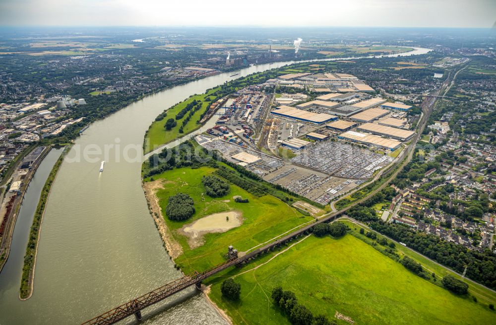 Aerial image Duisburg - Curved loop of the riparian zones on the course of the river Rhine in the district Hochfeld in Duisburg at Ruhrgebiet in the state North Rhine-Westphalia, Germany