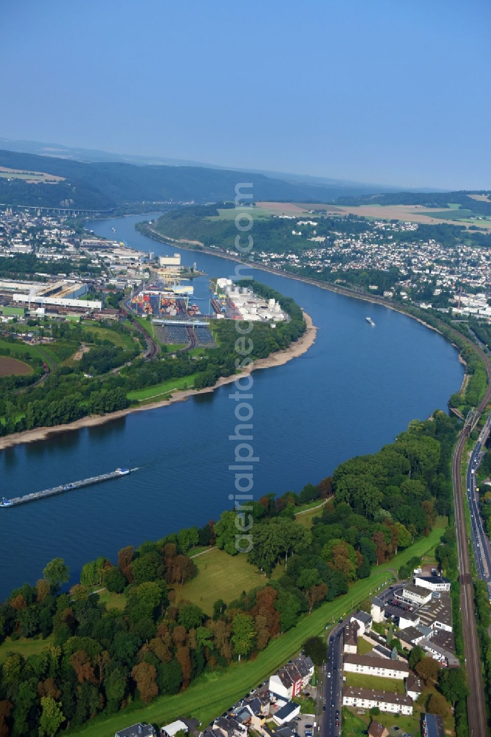 Neuwied from the bird's eye view: Curved loop of the riparian zones on the course of the river Rhine in Neuwied in the state Rhineland-Palatinate, Germany