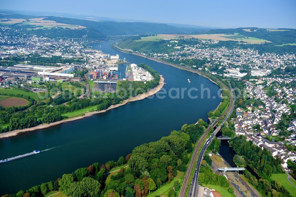 Aerial image Neuwied - Curved loop of the riparian zones on the course of the river Rhine in Neuwied in the state Rhineland-Palatinate, Germany