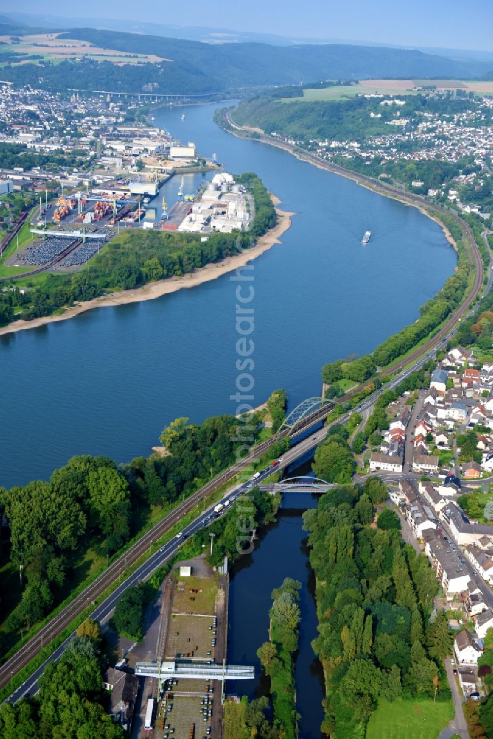 Aerial photograph Neuwied - Curved loop of the riparian zones on the course of the river Rhine in Neuwied in the state Rhineland-Palatinate, Germany