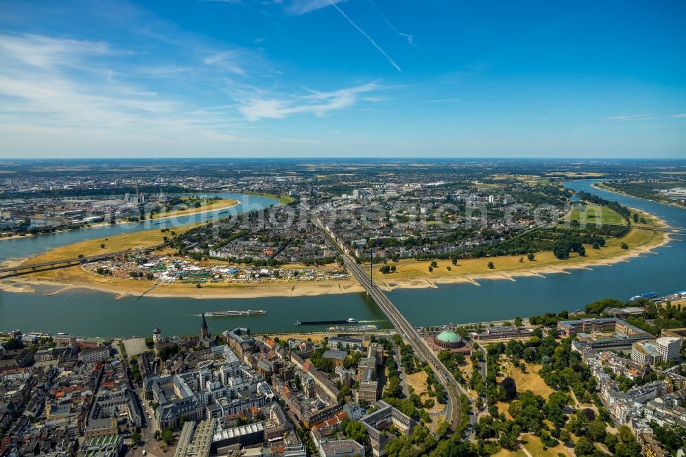 Düsseldorf from above - Curved loop of the riparian zones on the course of the river of the Rhine river in the district Carlstadt in Duesseldorf in the state North Rhine-Westphalia, Germany