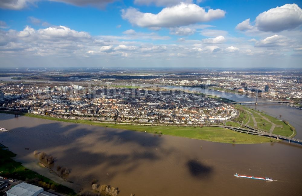 Aerial photograph Düsseldorf - Curved loop of the riparian zones on the course of the river of the Rhine river in the district Flehe in Duesseldorf in the state North Rhine-Westphalia, Germany