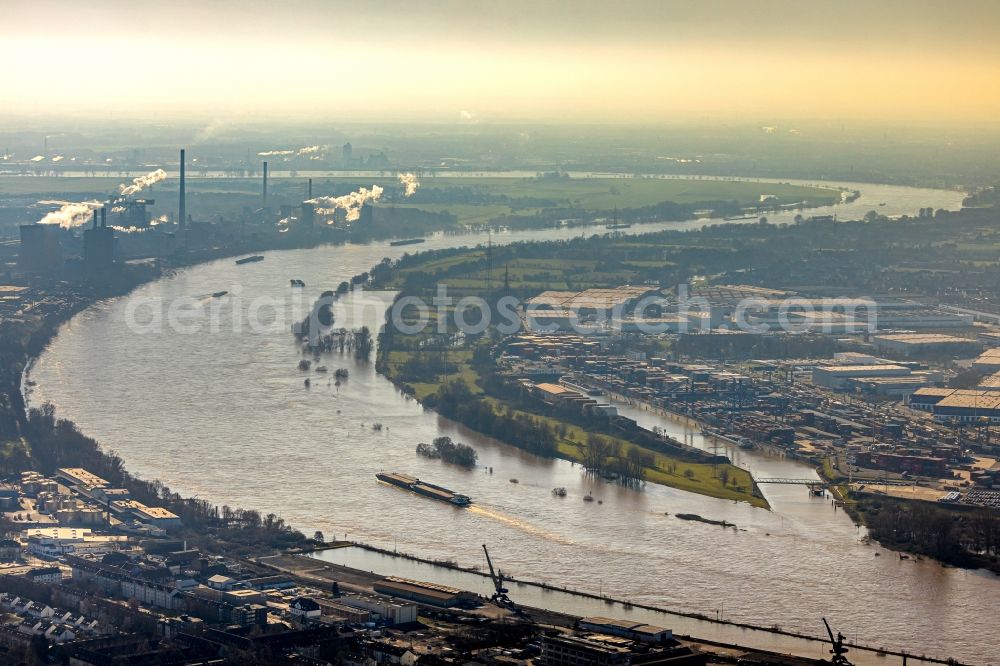 Aerial photograph Duisburg - Curved loop of the riparian zones on the course of the river Rhine in the district Friemersheim in Duisburg in the state North Rhine-Westphalia, Germany