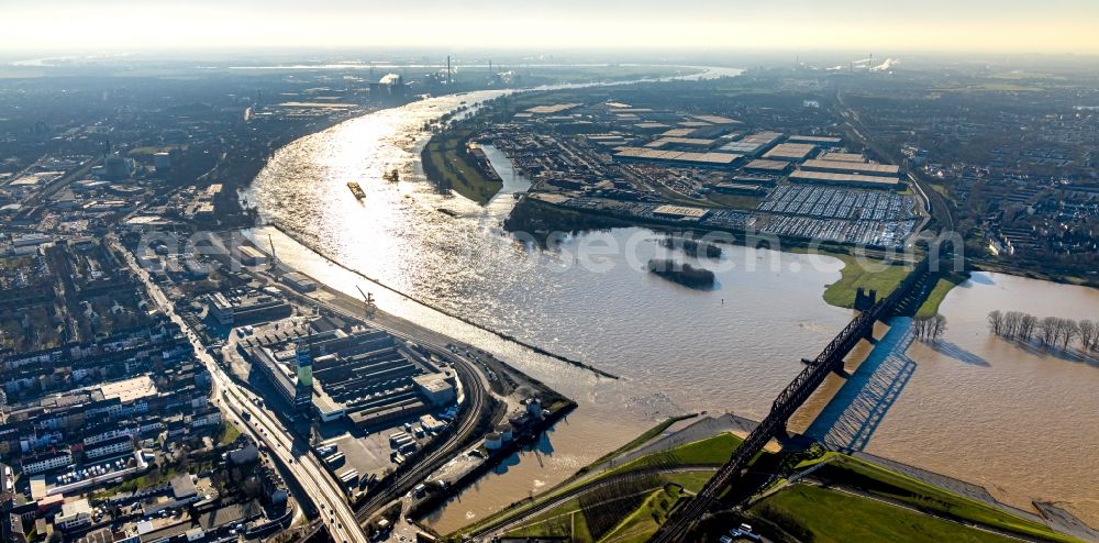 Aerial photograph Duisburg - Curved loop of the riparian zones on the course of the river Rhine in the district Friemersheim in Duisburg in the state North Rhine-Westphalia, Germany