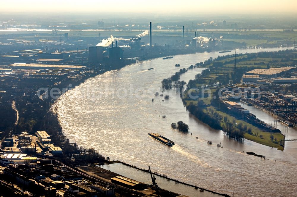 Duisburg from above - Curved loop of the riparian zones on the course of the river Rhine in the district Friemersheim in Duisburg in the state North Rhine-Westphalia, Germany