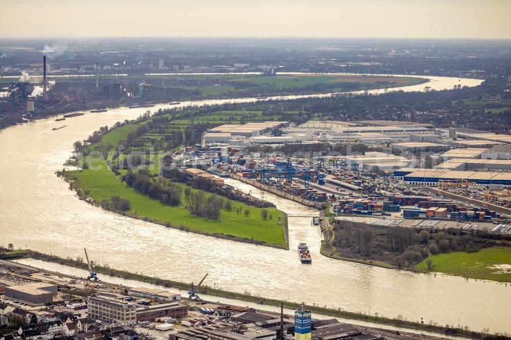 Aerial image Duisburg - Curved loop of the riparian zones on the course of the river Rhine in the district Friemersheim in Duisburg in the state North Rhine-Westphalia, Germany