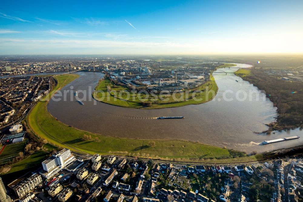 Aerial image Düsseldorf - Curved loop of the riparian zones on the course of the river Rhine in the district Heerdt in Duesseldorf in the state North Rhine-Westphalia, Germany