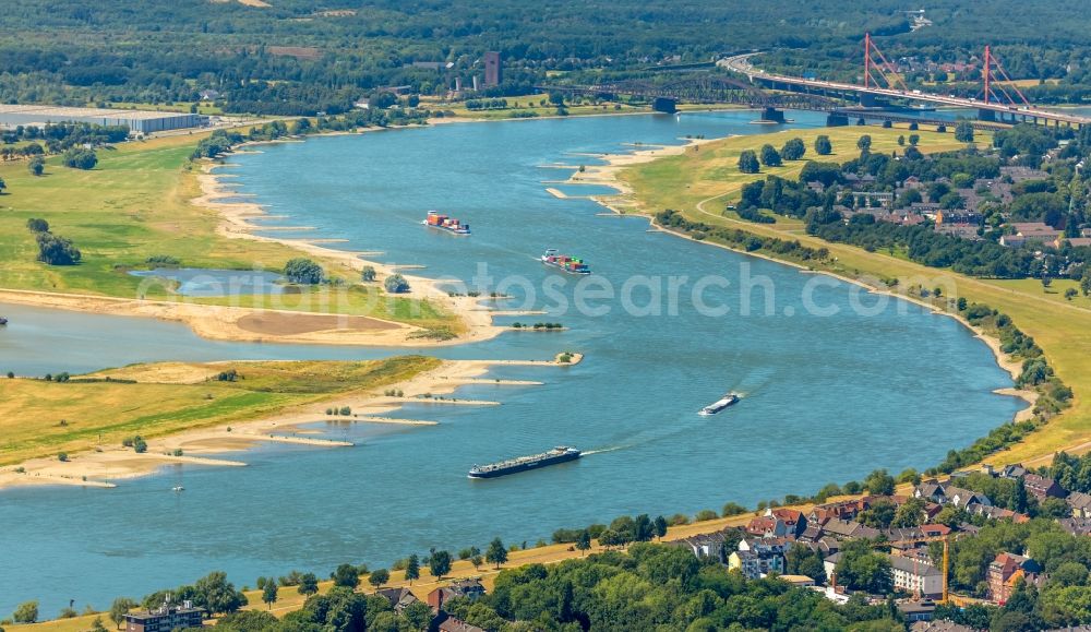 Duisburg from above - Curved loop of the riparian zones on the course of the river of the Rhine river in the district Laar in Duisburg in the state North Rhine-Westphalia, Germany