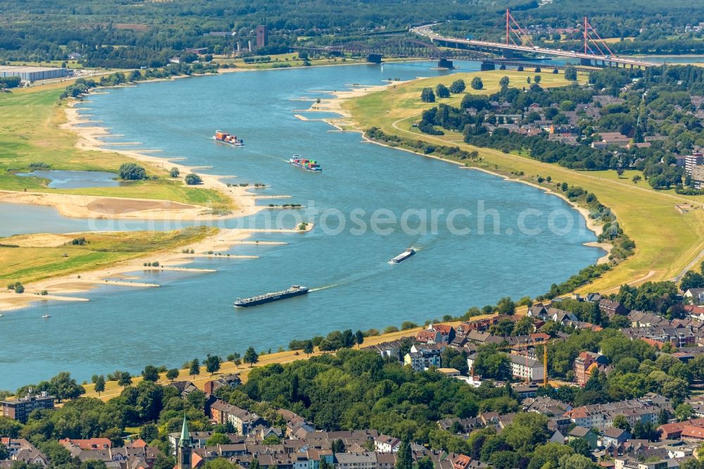 Duisburg from the bird's eye view: Curved loop of the riparian zones on the course of the river of the Rhine river in the district Laar in Duisburg in the state North Rhine-Westphalia, Germany