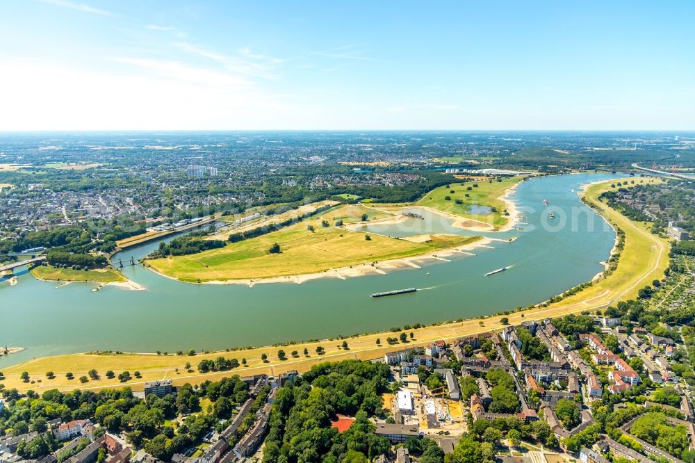 Aerial image Duisburg - Curved loop of the riparian zones on the course of the river of the Rhine river in the district Laar in Duisburg in the state North Rhine-Westphalia, Germany