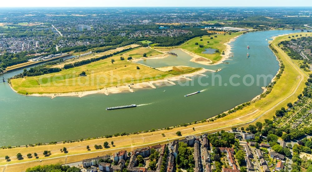 Aerial photograph Duisburg - Curved loop of the riparian zones on the course of the river of the Rhine river in the district Laar in Duisburg in the state North Rhine-Westphalia, Germany