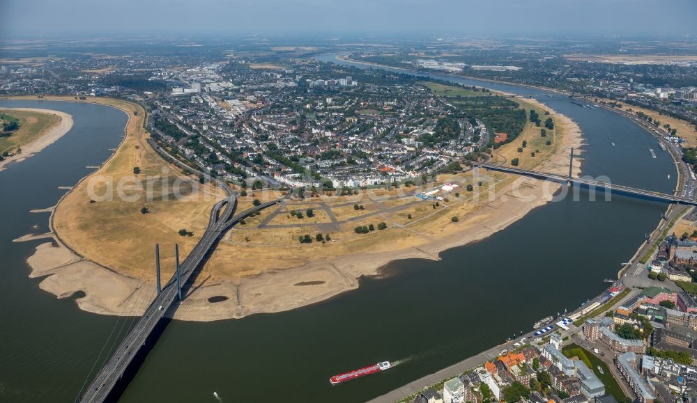 Düsseldorf from the bird's eye view: Curved loop of the riparian zones on the course of the river of the Rhine river in the district Oberkassel in Duesseldorf in the state North Rhine-Westphalia, Germany