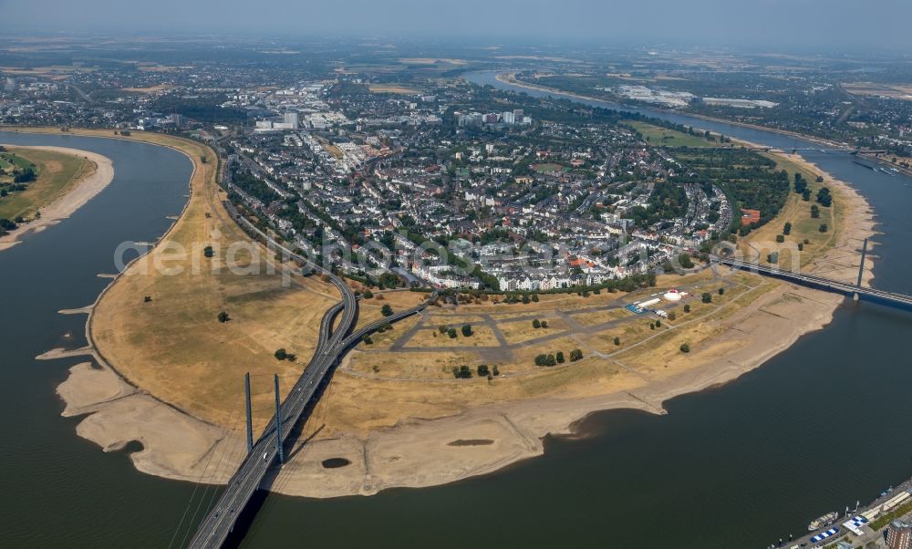 Aerial photograph Düsseldorf - Curved loop of the riparian zones on the course of the river of the Rhine river in the district Oberkassel in Duesseldorf in the state North Rhine-Westphalia, Germany