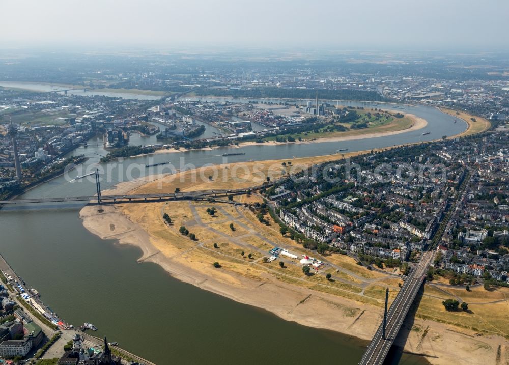 Düsseldorf from the bird's eye view: Curved loop of the riparian zones on the course of the river of the Rhine river in the district Oberkassel in Duesseldorf in the state North Rhine-Westphalia, Germany