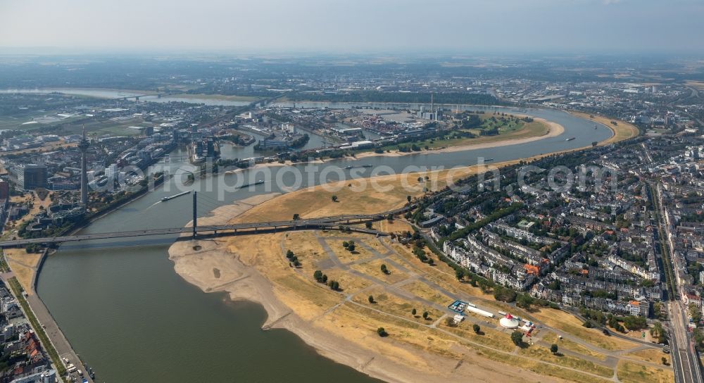 Aerial image Düsseldorf - Curved loop of the riparian zones on the course of the river of the Rhine river in the district Oberkassel in Duesseldorf in the state North Rhine-Westphalia, Germany