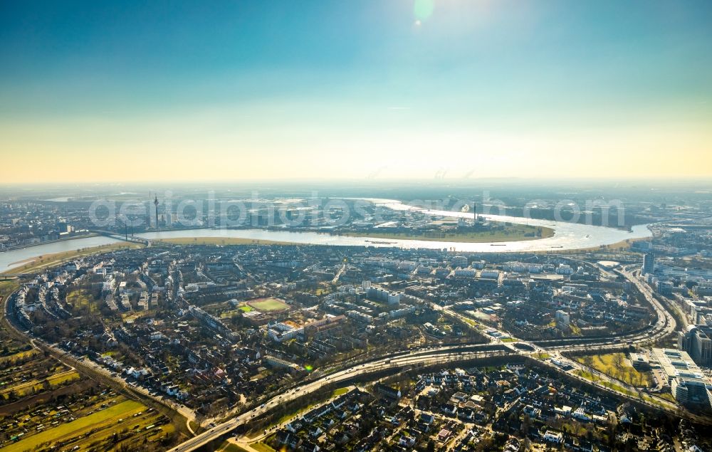 Aerial photograph Düsseldorf - Curved loop of the riparian zones on the course of the river Rhine in the district Oberkassel in Duesseldorf in the state North Rhine-Westphalia, Germany