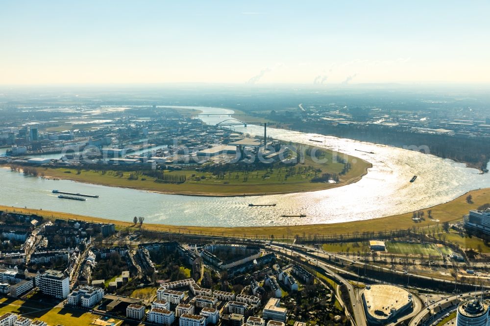 Düsseldorf from above - Curved loop of the riparian zones on the course of the river Rhine in the district Oberkassel in Duesseldorf in the state North Rhine-Westphalia, Germany