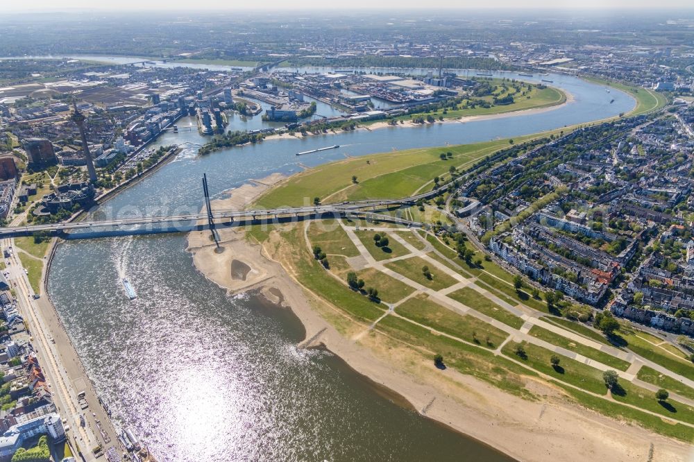 Aerial photograph Düsseldorf - Curved loop of the riparian zones on the course of the river Rhine in the district Oberkassel in Duesseldorf in the state North Rhine-Westphalia, Germany