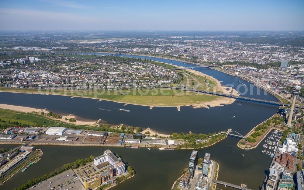 Aerial image Düsseldorf - Curved loop of the riparian zones on the course of the river Rhine in the district Oberkassel in Duesseldorf in the state North Rhine-Westphalia, Germany