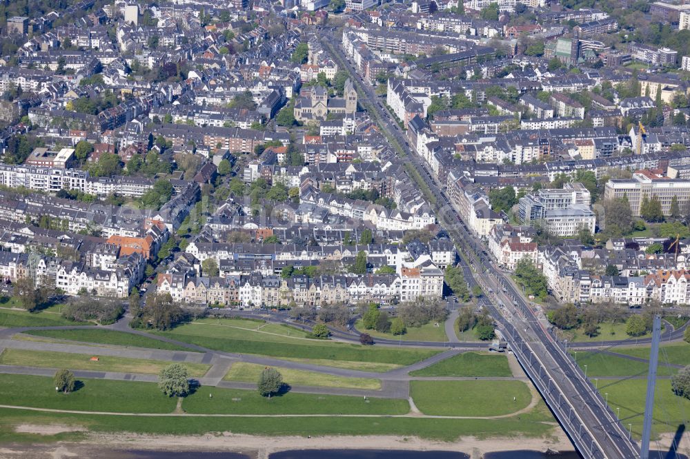 Aerial image Oberkassel - Curved loop of the riparian zones on the course of the river of the Rhine river in the district Oberkassel in Duesseldorf in the state North Rhine-Westphalia, Germany