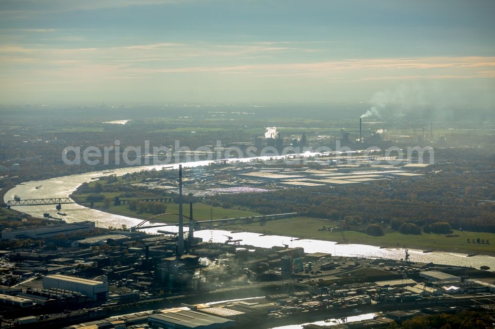 Aerial image Duisburg - Curved loop of the riparian zones on the course of the river of the Rhine river in the district Rheinhausen in Duisburg in the state North Rhine-Westphalia, Germany