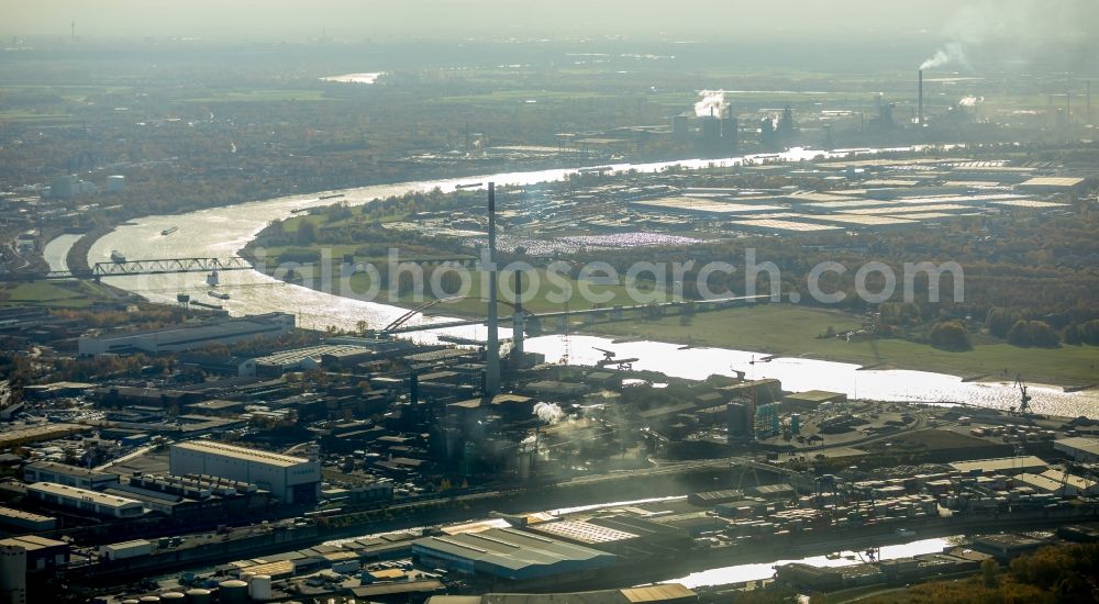 Aerial photograph Duisburg - Curved loop of the riparian zones on the course of the river of the Rhine river in the district Rheinhausen in Duisburg in the state North Rhine-Westphalia, Germany