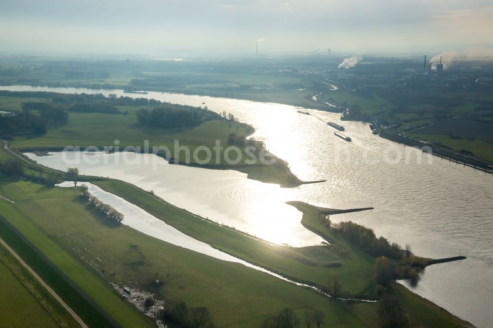 Voerde (Niederrhein) from the bird's eye view: Curved loop of the riparian zones on the course of the river Rhine in the district Ruhr Metropolitan Area in Voerde (Niederrhein) in the state North Rhine-Westphalia