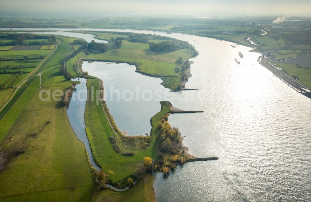 Aerial image Voerde (Niederrhein) - Curved loop of the riparian zones on the course of the river Rhine in the district Ruhr Metropolitan Area in Voerde (Niederrhein) in the state North Rhine-Westphalia