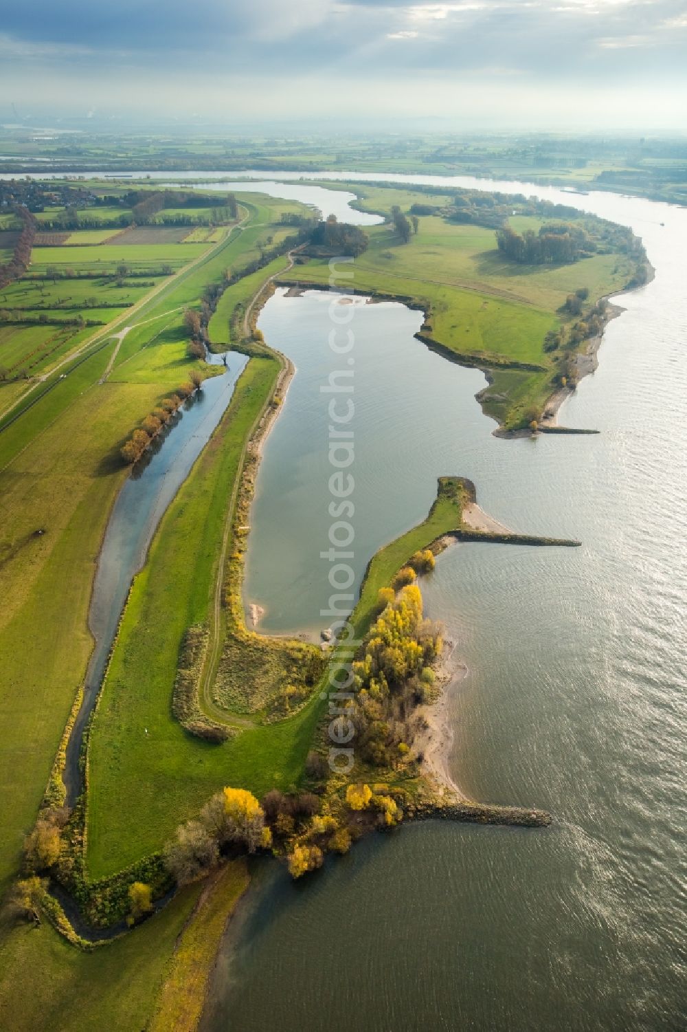 Aerial photograph Voerde (Niederrhein) - Curved loop of the riparian zones on the course of the river Rhine in the district Ruhr Metropolitan Area in Voerde (Niederrhein) in the state North Rhine-Westphalia