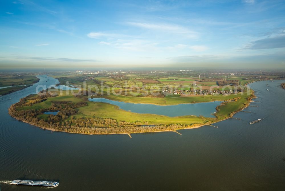 Voerde (Niederrhein) from above - Curved loop of the riparian zones on the course of the river Rhine in the district Ruhr Metropolitan Area in Voerde (Niederrhein) in the state North Rhine-Westphalia