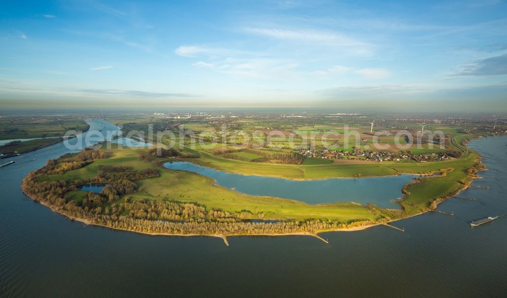 Voerde (Niederrhein) from the bird's eye view: Curved loop of the riparian zones on the course of the river Rhine in the district Ruhr Metropolitan Area in Voerde (Niederrhein) in the state North Rhine-Westphalia