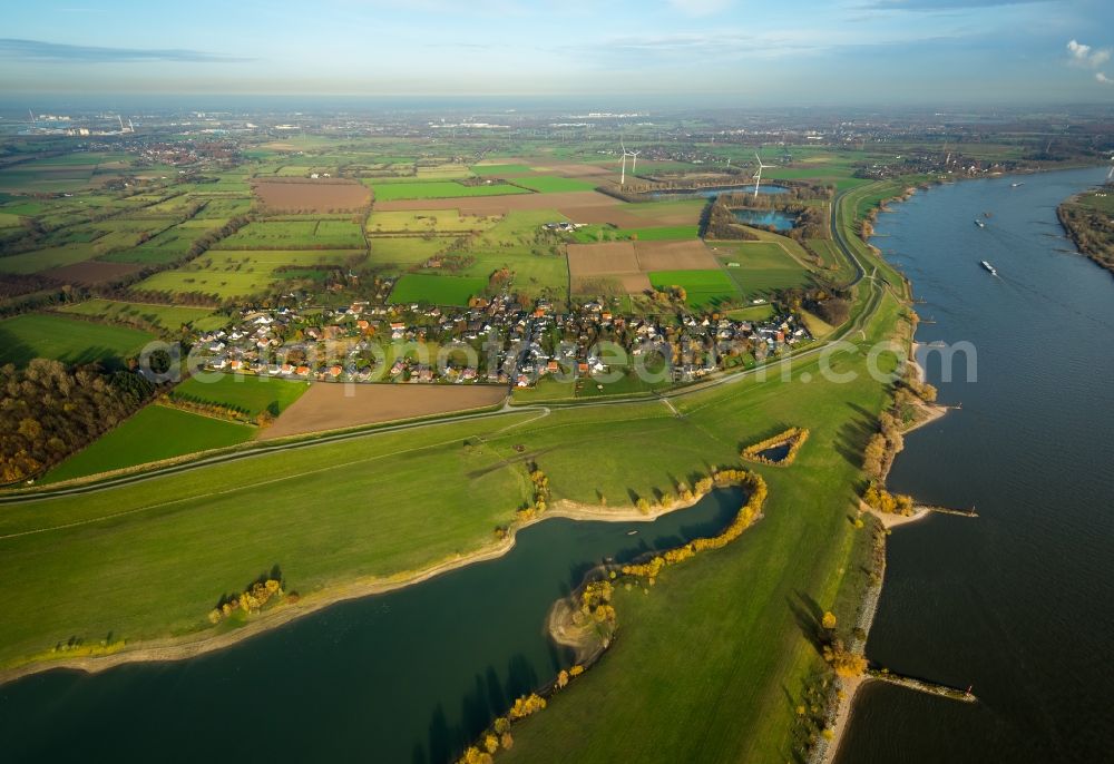 Aerial image Voerde (Niederrhein) - Curved loop of the riparian zones on the course of the river Rhine in the district Ruhr Metropolitan Area in Voerde (Niederrhein) in the state North Rhine-Westphalia