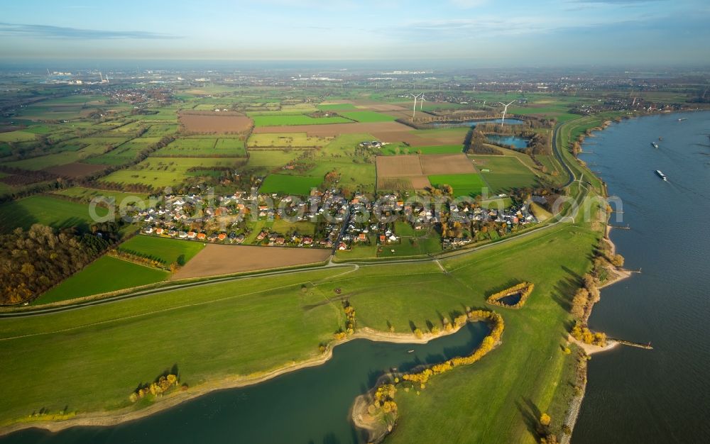 Aerial photograph Voerde (Niederrhein) - Curved loop of the riparian zones on the course of the river Rhine in the district Ruhr Metropolitan Area in Voerde (Niederrhein) in the state North Rhine-Westphalia