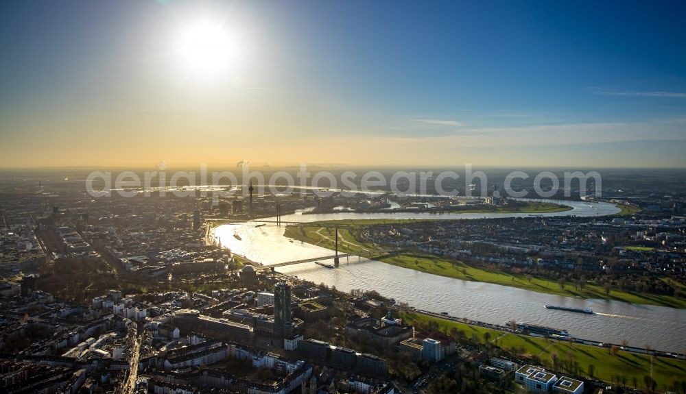 Aerial image Düsseldorf - Curved loop of the riparian zones on the course of the river Rhine in the district Unterbilk in Duesseldorf in the state North Rhine-Westphalia, Germany