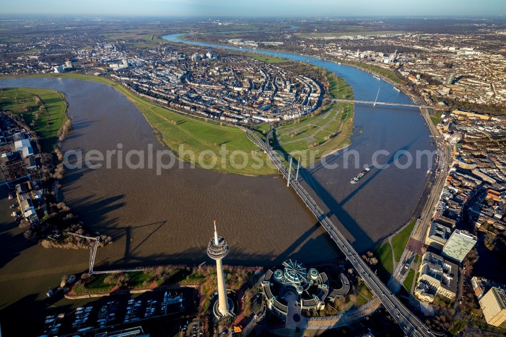 Aerial image Düsseldorf - Curved loop of the riparian zones on the course of the river Rhine in the district Unterbilk in Duesseldorf in the state North Rhine-Westphalia, Germany