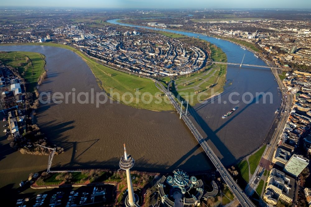 Aerial photograph Düsseldorf - Curved loop of the riparian zones on the course of the river Rhine in the district Unterbilk in Duesseldorf in the state North Rhine-Westphalia, Germany