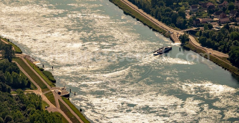 Aerial photograph Rhinau - Curved loop of the riparian zones on the course of the river Rhine in Rhinau in Grand Est, France