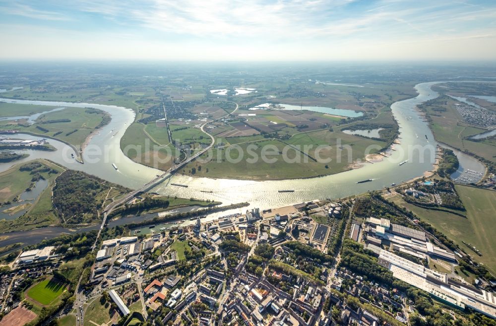 Aerial image Wesel - Curved loop of the riparian zones on the course of the river Rhine in Wesel in the state North Rhine-Westphalia, Germany