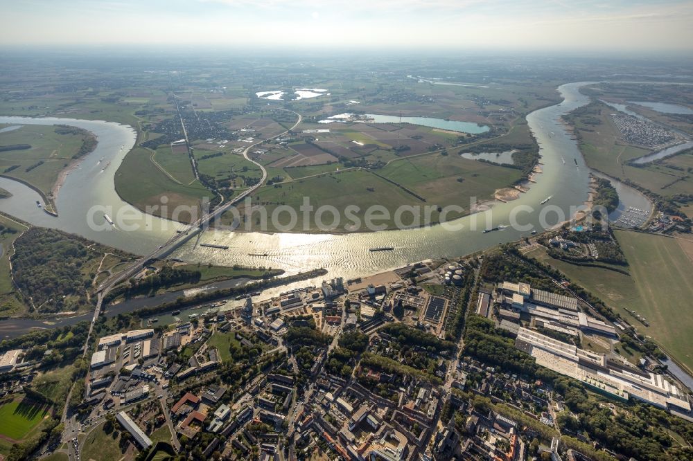 Aerial photograph Wesel - Curved loop of the riparian zones on the course of the river Rhine in Wesel in the state North Rhine-Westphalia, Germany