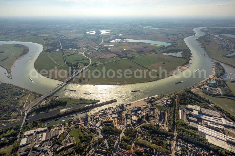 Wesel from above - Curved loop of the riparian zones on the course of the river Rhine in Wesel in the state North Rhine-Westphalia, Germany