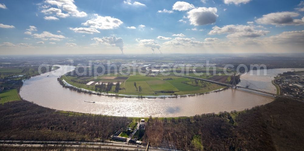 Aerial photograph Düsseldorf - Curved loop of the riparian zones on the course of the river of Rhine on Ueofheimer Rheinbogen in the district Flehe in Duesseldorf in the state North Rhine-Westphalia, Germany