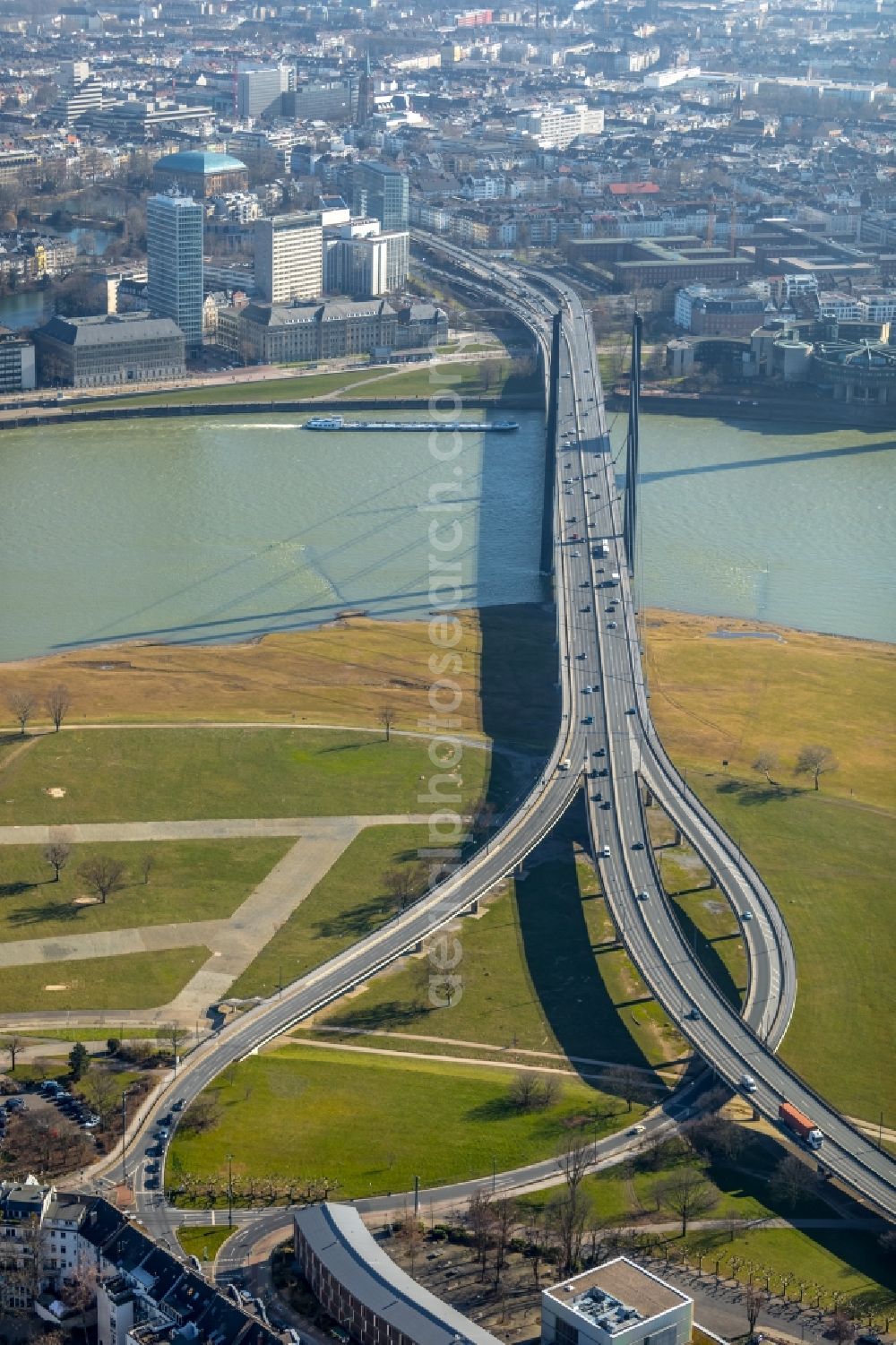 Aerial photograph Düsseldorf - Course of the river Rhine in the area of Rheinkniebruecke- Bridge in Duesseldorf in the state of North Rhine-Westphalia