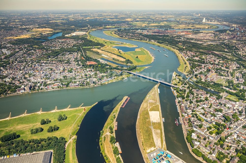 Duisburg from above - Curved loop of the riparian zones on the course of the river Ruhr in Duisburg in the state North Rhine-Westphalia, Germany