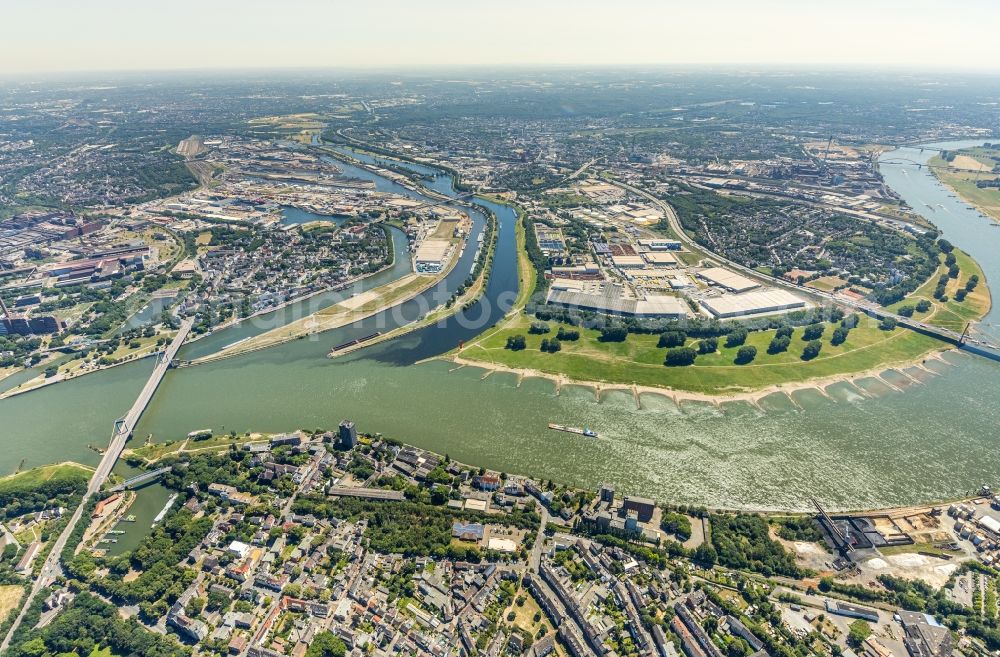 Duisburg from the bird's eye view: Curved loop of the riparian zones on the course of the river Ruhr in Duisburg in the state North Rhine-Westphalia, Germany